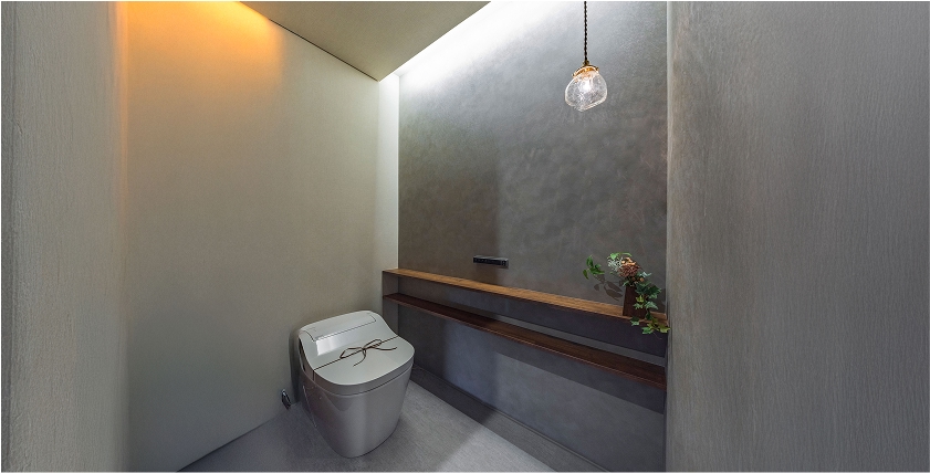 シンプルな棚で魅せる、洗練されたトイレ空間
