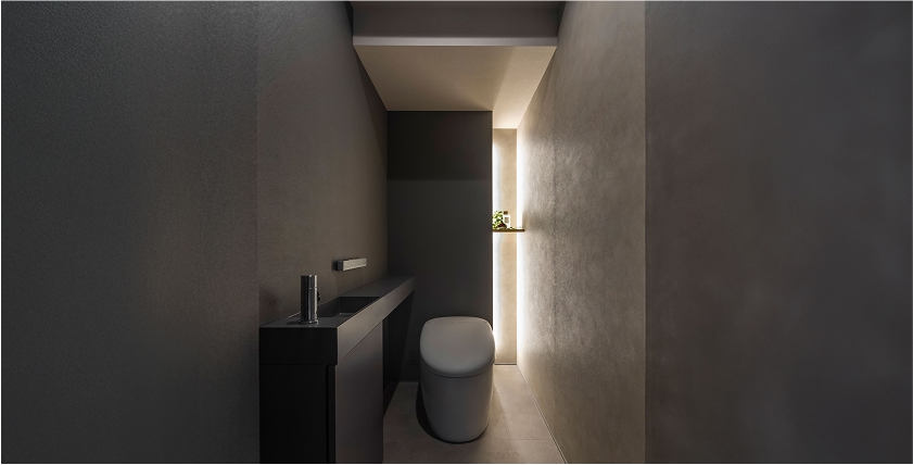 隠れた収納と間接照明で、機能美あふれるトイレ空間に