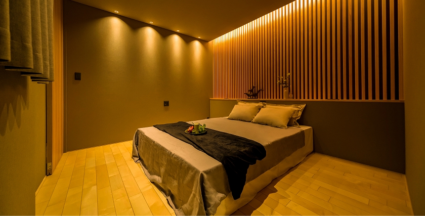 疲れをほどく、間接照明のある寝室設計