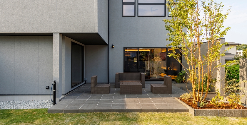 窓と緑で魅せる、上質な佇まい